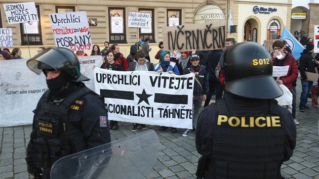 Na Horním námstí v Olomouci demonstrovali píznivci Dlnické mládee proti...