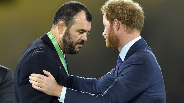 Britský princ Harry po finále ragbyového mistrovství světa utěšuje australského trenéra Michaela Cheiku, jehož tým s Novým Zélandem prohrál 17:34.