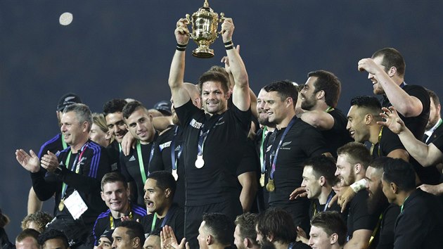 MISTI Novozélandský kapitán Richie McCaw uprosted spoluhrá drí trofej...