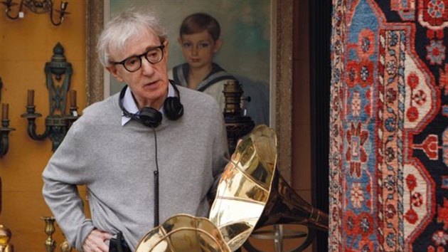 Woody Allen při natáčení filmu Půlnoc v Paříži