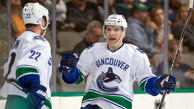 Radim Vrbata se s Danielem Sedinem raduje z gólu Vancouveru.