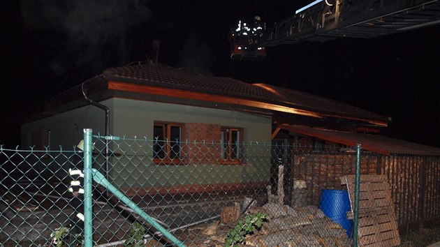 Požár střechy rodinného domu v Bělči nad Orlicí (30.10.2015).