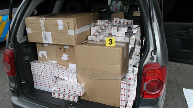 Policisté našli v autech stovky krabiček cigaret (29.10.2015)