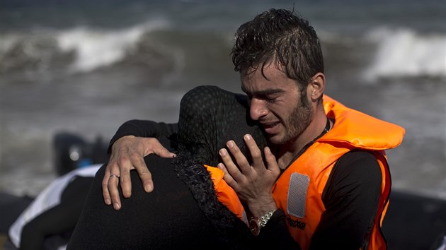Na eck Lesbos dorazili dal uprchlci (31. jna 2015).