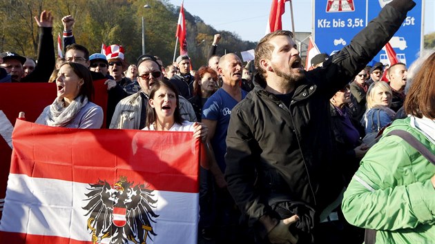Lid u rakouskho hraninho pechodu Spielfeld protestuj proti migrantm (31. jna 2015).