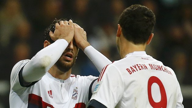 Javi Martinez (vlevo) a Robert Lewandowski z Bayernu lituj zmaen glov ance.