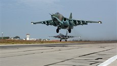Ruské letouny na základně Hmímím v Sýrii (22. října 2015)