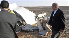 Egyptský premiér aríf Ismáíl obhlíí místo havárie ruského letadla