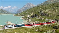 Panoramatická souprava Bernina Expressu projíždí kolem jezera Lago Bianco.