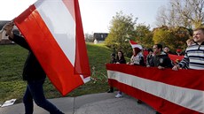 Lidé u rakouského hraniního pechodu Spielfeld protestují proti migrantm (31....