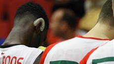 Nymbur�tí basketbalisté p�ed zahájením zápasu. Detail na chráni� zub� Howarda...