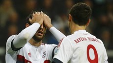 Javi Martinez (vlevo) a Robert Lewandowski z Bayernu litují zmaené gólové...