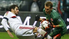 Lukáš Hrádecký, brankář Frankfurtu, zasahuje před Javim Martinezem z Bayernu...
