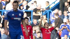 Philippe Coutinho (vpravo) z Liverpoolu slaví trefu do sít� Chelsea.