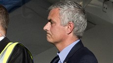 ZADUMANÝ. Kou� Chelsea José Mourinho b�hem duelu s Liverpoolem