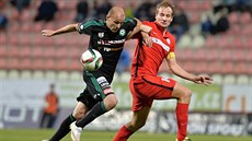 Roman Bedná� (vlevo) z P�íbrami a Pavel Ko��ál z Brna v ligovém utkání