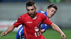 Luká� Barto�ák (vpravo) z Liberce a Davor Kukec z Baníku Ostrava v ligovém...