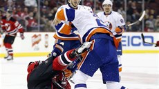 Obránce NY Islanders Marek idlický (vpravo) v duelu s New Jersey