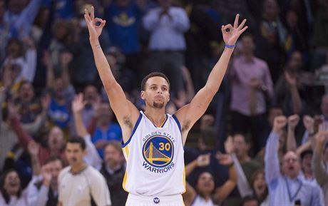 Stephen Curry z Golden State oslavuje úspný tíbodový pokus v utkání s Los...
