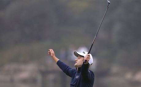 Skotský golfista Russell Knox slaví pekvapivý triumf v anghaji.