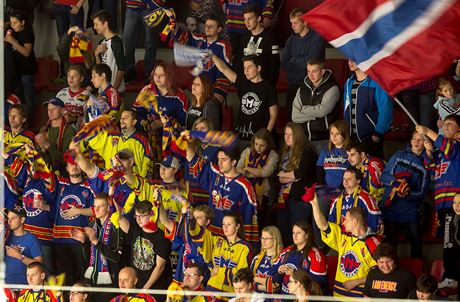 Fanouci budjovických hokejist povzbuzují svj tým.