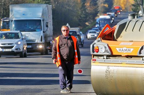 Opravy povrchu silnice I/6 u Andlské Hory u nkolik týdn komplikují dopravu...