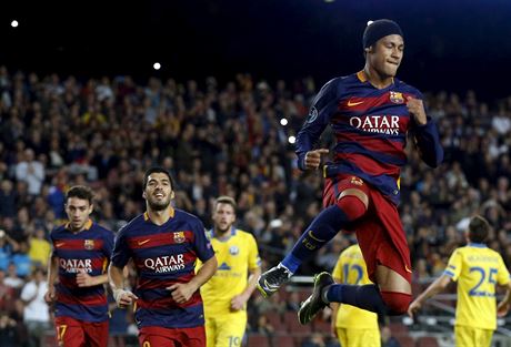 Útoník Barcelony Neymar se raduje z gólu v zápase proti BATE Borisov.