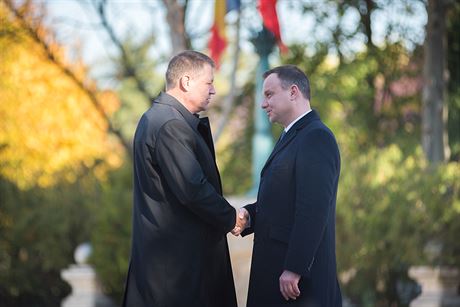 Rumunský prezident Klaus Werner Iohannis se svým polským protjkem Andrzejem...