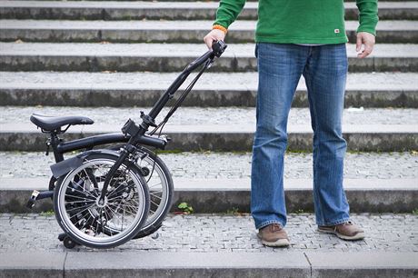 Skldac kolo Brompton ve stavu pro transport po vlastn ose.