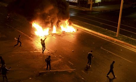 Kurdt demonstranti pl pneumatiky na protest proti volebnmu vtzstv AKP...