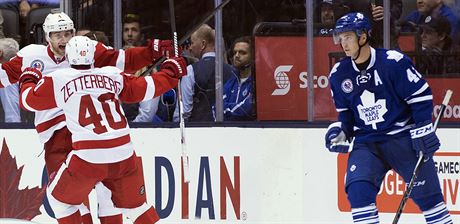 Jakub Kindl (elem vlevo) slaví vítzný gól v prodlouení do sít Toronta.