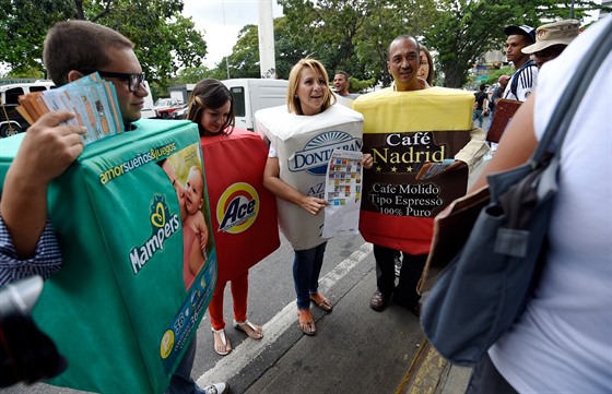 Lidé v hlavním městě Caracasu protestují proti snížení přídělů některého zboží....
