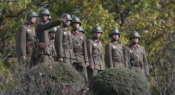 Severokorejtí vojáci steí hranici