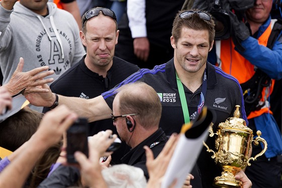 Kapitán novozélandských ragbist Richie McCaw drí trofej pro mistry svta a...