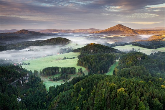 Časné ráno nad Jetřichovicemi, vzadu je vidět Růžovský vrch, kterému se také...