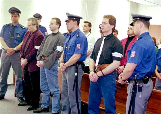 Oto Biederman (vpravo) a další obžalovaní v kauze série vražd a dalších deliktů...