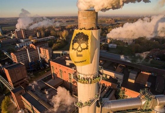 Greenpeace v Německu blokuje elektrárnu, kterou vlastní společnost EPH Daniela...