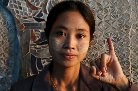 Barmánci v nedli volili ve volbách do parlamentu. (8. listopadu 2015)