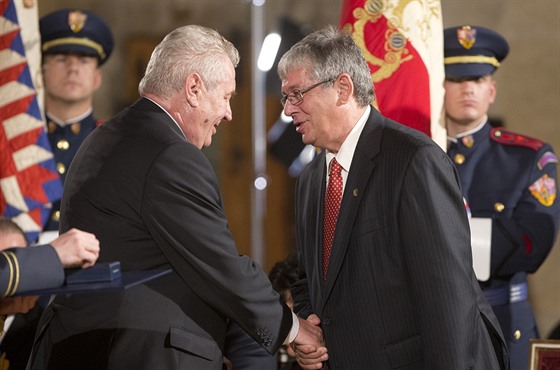 Prezident Milo Zeman pedává medaili Za zásluhy houslistovi Pavlu porclovi.
