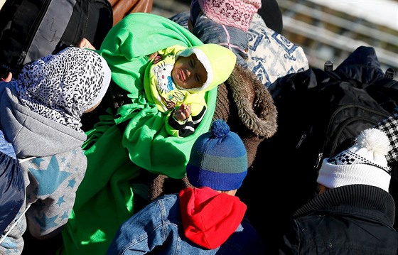 Migranti pekraují eku Inn na rakousko-nmecké hranici (1. listopadu 2015)