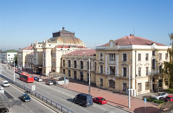 Vlakové nádraí eské Budjovice. Nástupit u je opravené, budova na...