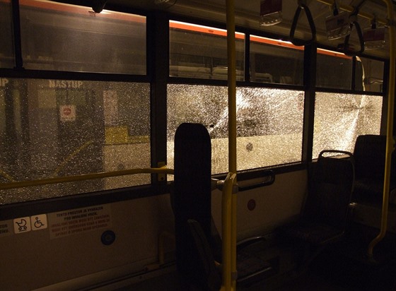 Zničená boční skla autobusu.