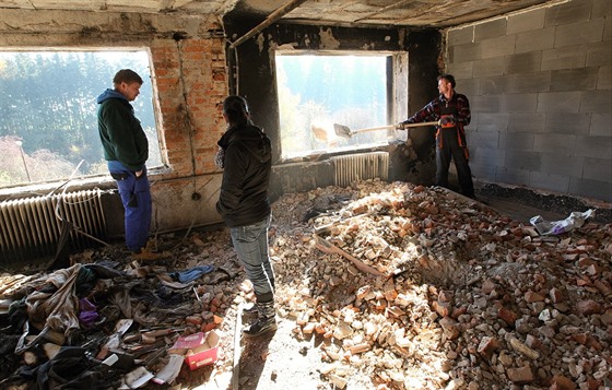 Dům v Dobroníně poničený výbuchem a následným požárem týden poté.