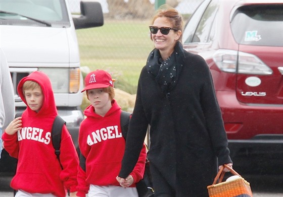 Julia Robertsová se svými syny (2013)
