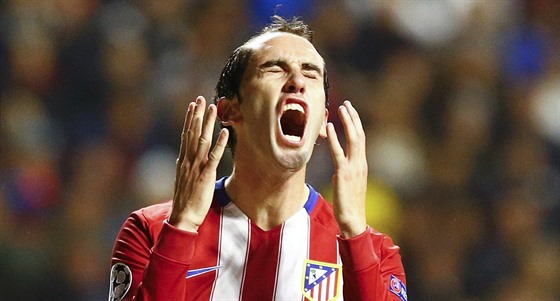 Diego Godín z Atlétika Madrid lituje zahozené ance.