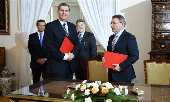 Memorandum o spolupráci podepsali v Praze pedseda OV Jií Kejval (vlevo) a...