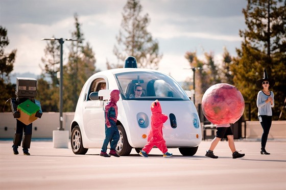 Google ukázal, jak trénuje software samořídícího auta na dětech.