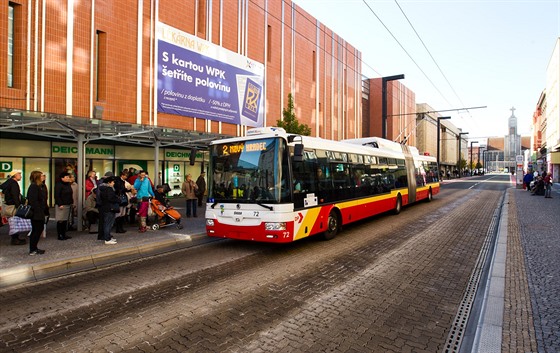 Atrium (vlevo) a Tesco v centru Hradce Králové