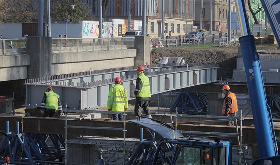 Stavba nového silniního mostu na Rokycanské tíd v Plzni. 