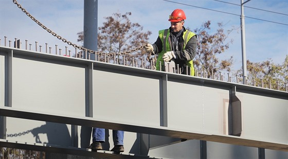 Stavba nového silničního mostu na Rokycanské třídě v Plzni. (6. listopadu 2015)